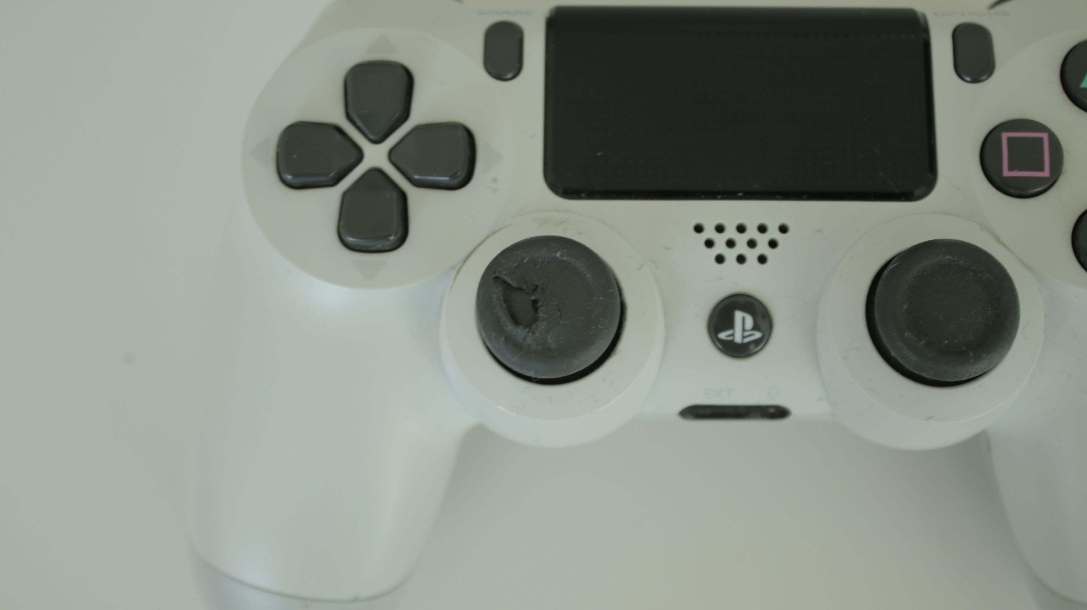 Playstation 4 Pro 1TB с два джойстика