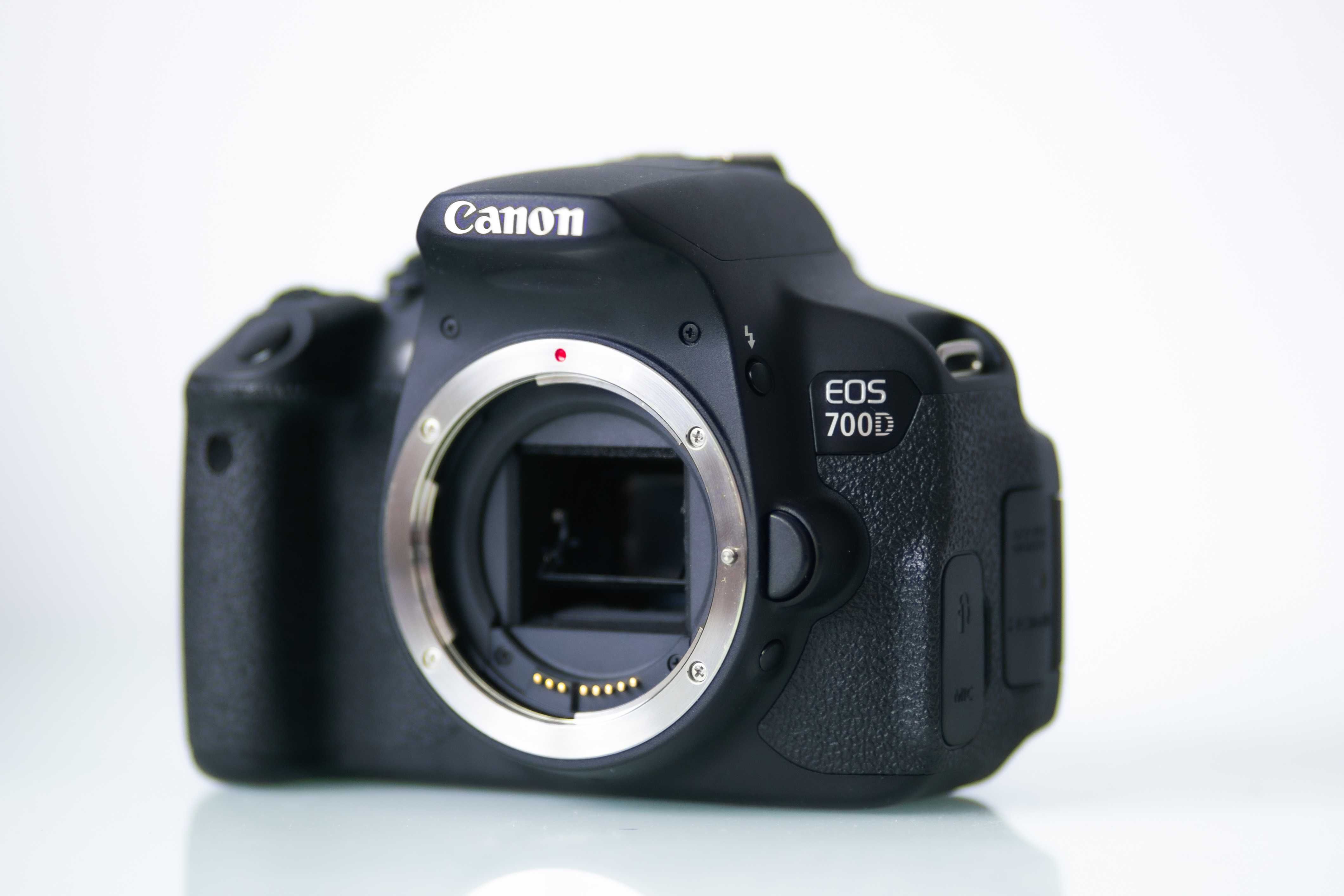 Kit CANON 700D + obiectiv 18-55mm cu stabilizare, 26 mii cadre