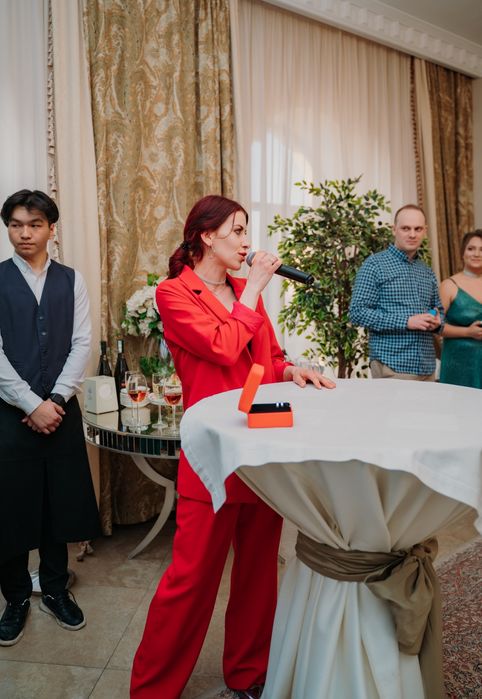 Ведущая (ведущий) (не тамада)