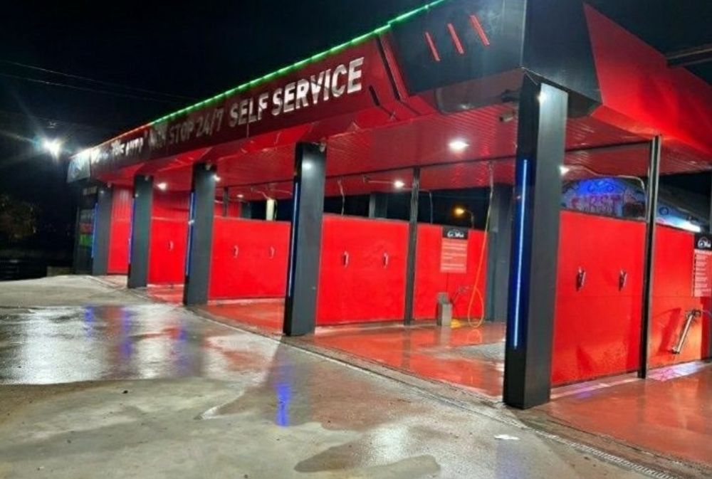 Vand spalatorie auto self  totul la cheie 4 boxe