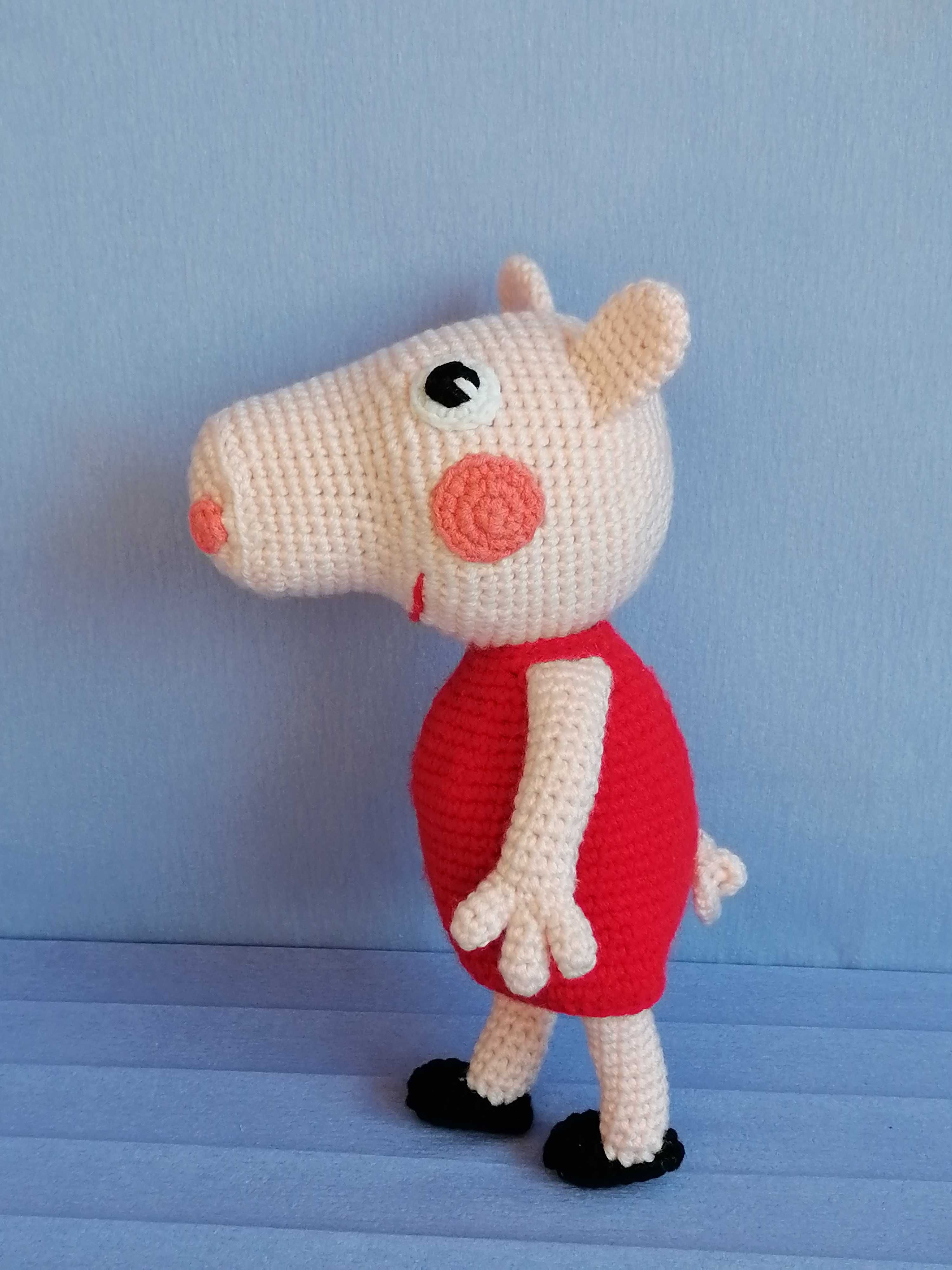 Прасенце Пепа ( Peppa pig ) Ръчно изплетена играчка с височина 22 см
