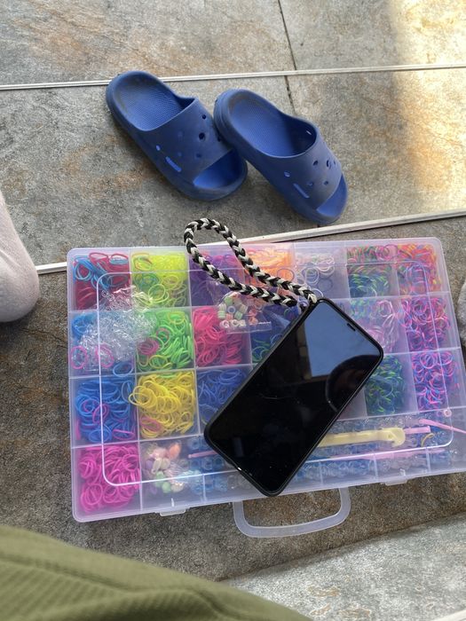 Fac brățări de mână și de telefon