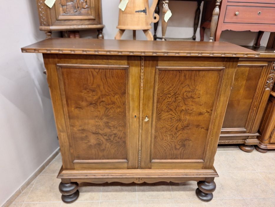 Гардероб, шкаф с богата дърворезба