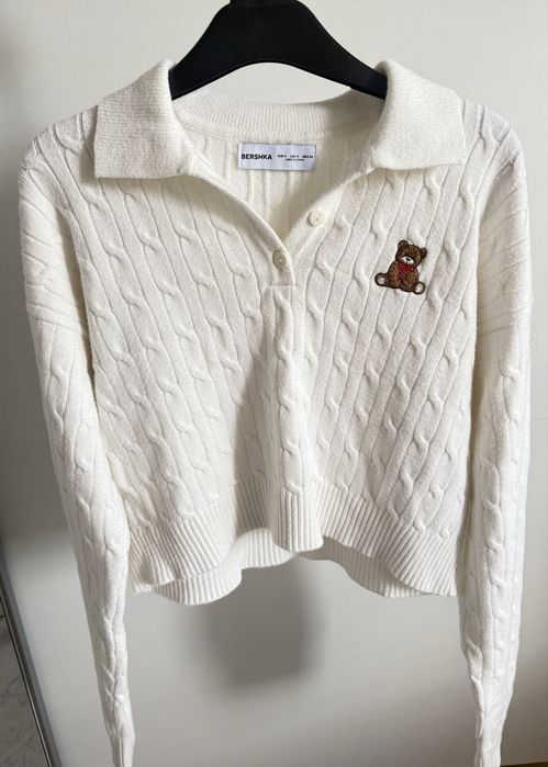 Пуловер с бродерия Bershka
