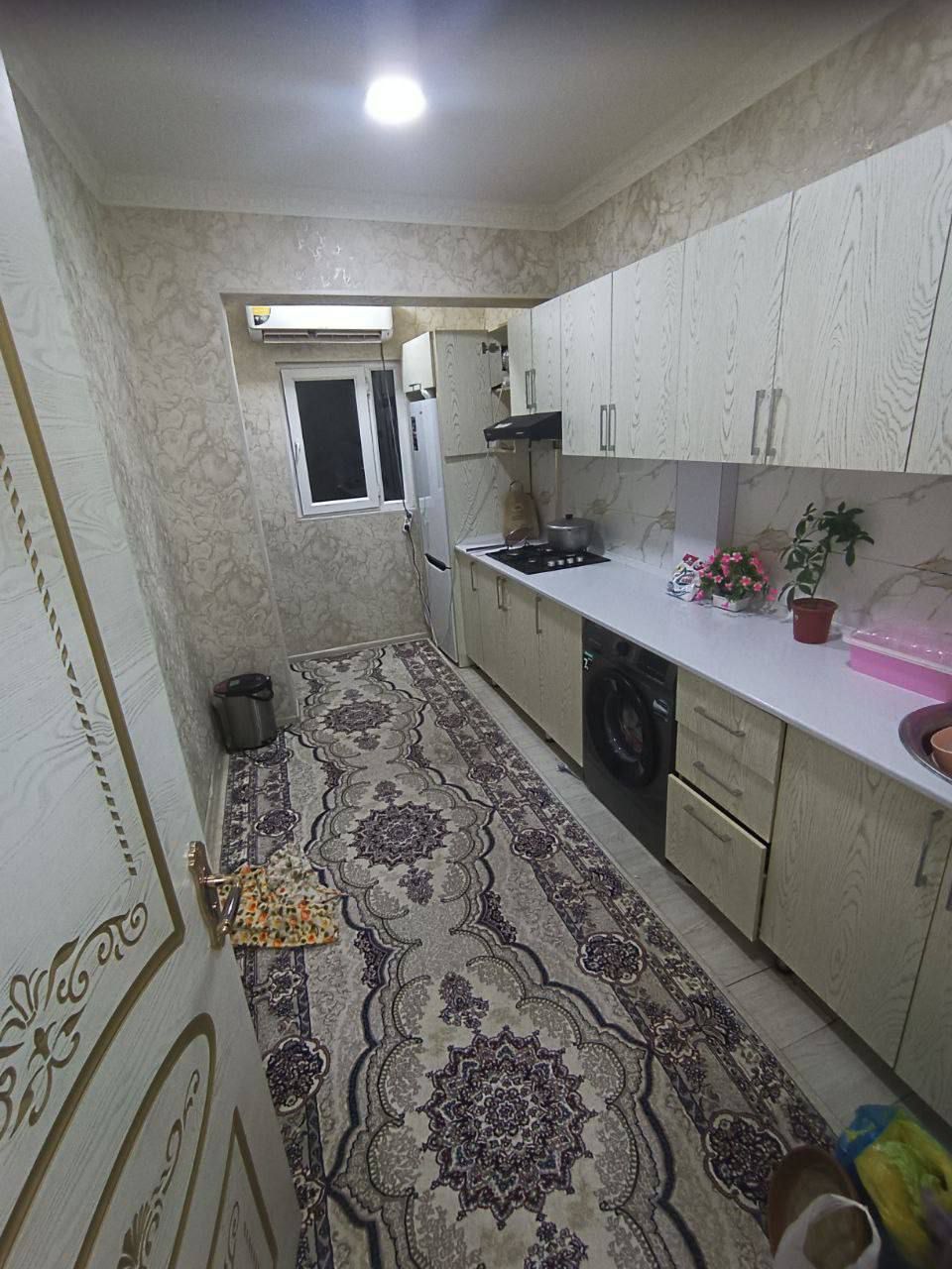 Pushkin Buyuk Ipak Yo‘li Metrosi yonida Arenda