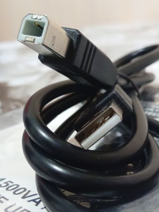 USB-какабель с разъемами USB Type-A и USB Type-B.