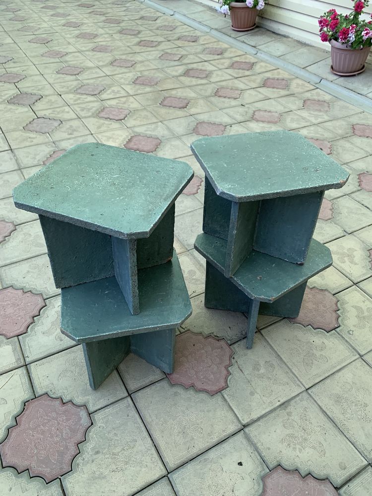 Два казахских стола и стулья