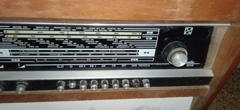 Стереорадиола Регонда 102  Радио и проигрователь для пластинок,