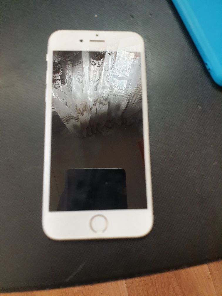 Vând iphone 6s telefonul este ca nou nu este spart sa cobit