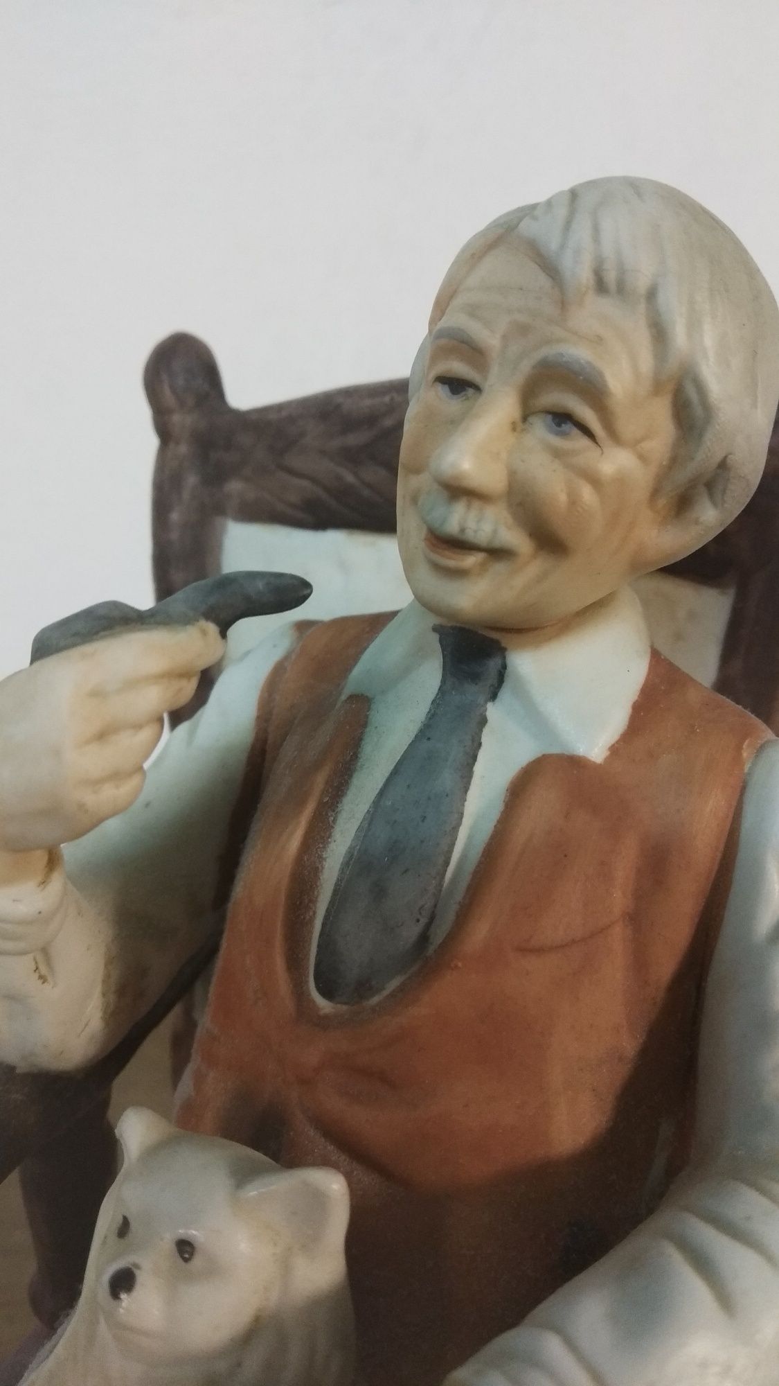 Ретро керамична статуетка Стареца на люлеещ стол и котарак.