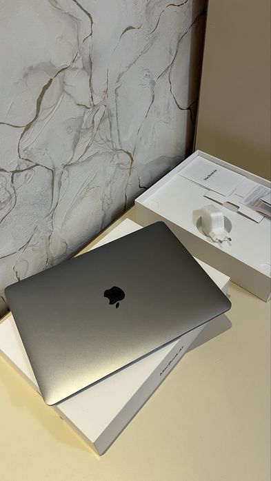 MacBook Air 13, 2020 в идеальном состоянии