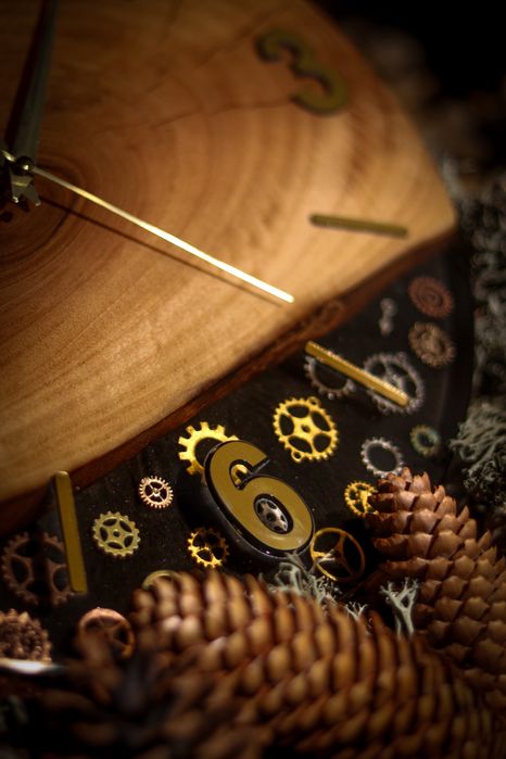 Часовник от епоксидна смола и дърво 35см диаметър.