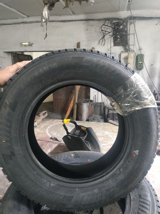 Продам резину зимнюю 215/65/16