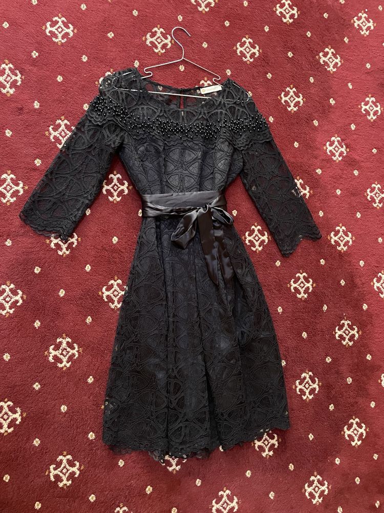 Черное кружевное платье расшитое жемчугами