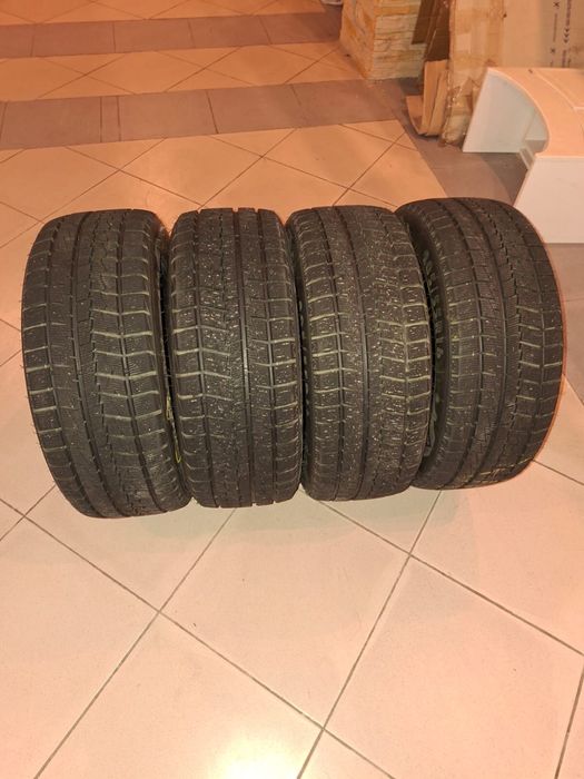 Комплект зимних шин