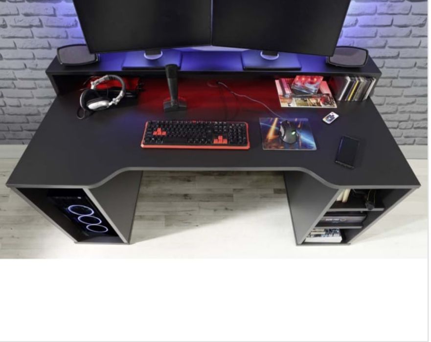 Продавам геймърско бюро с надстройка.