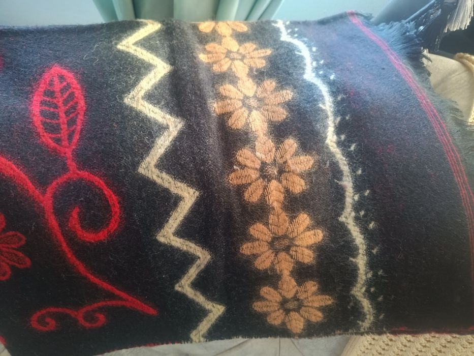 Pulovar lucrat manual , tip vesta