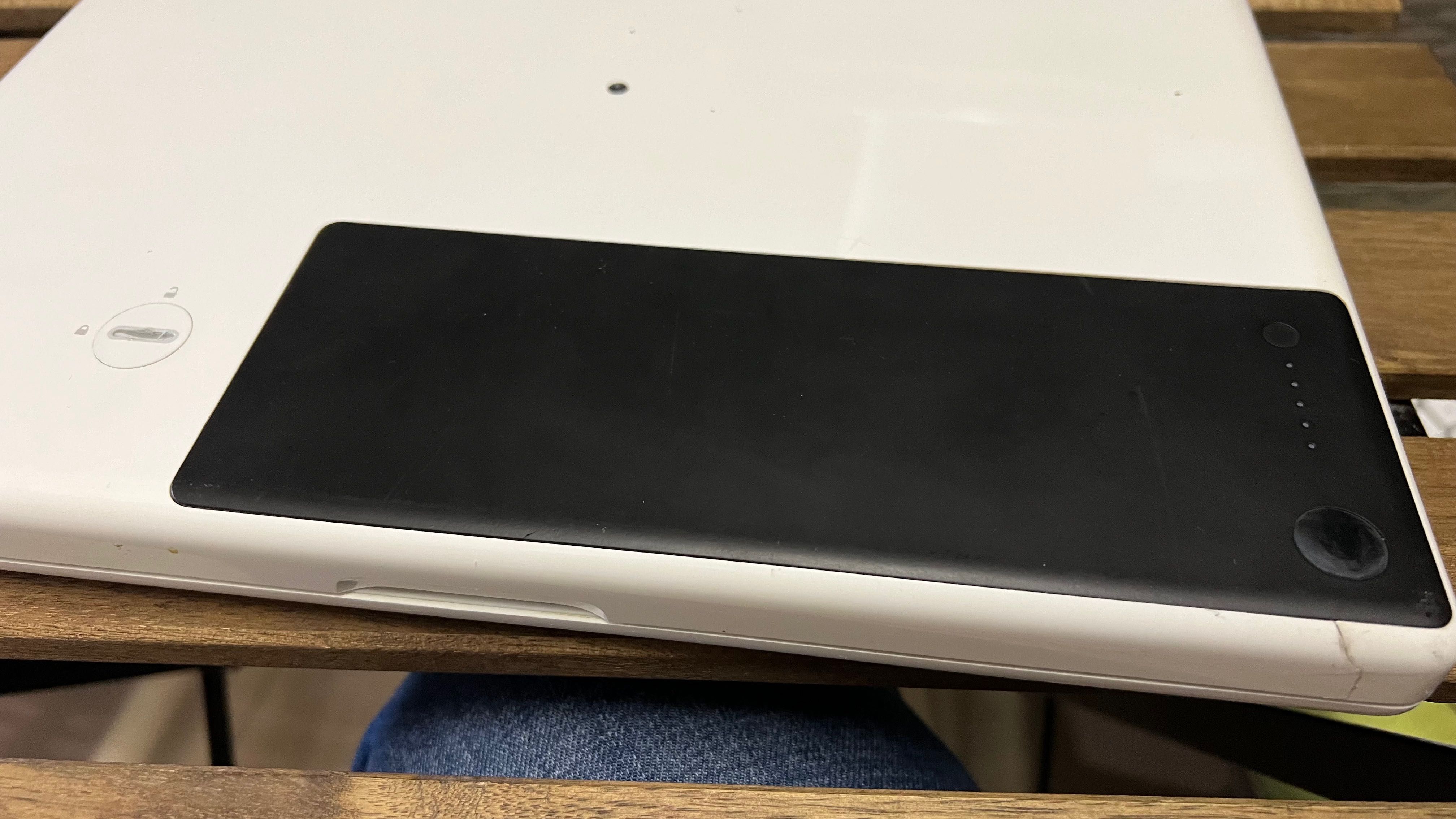 Продавам MacBook A1181 - подарък рутер