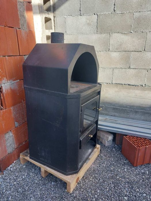 Камина на дърва.