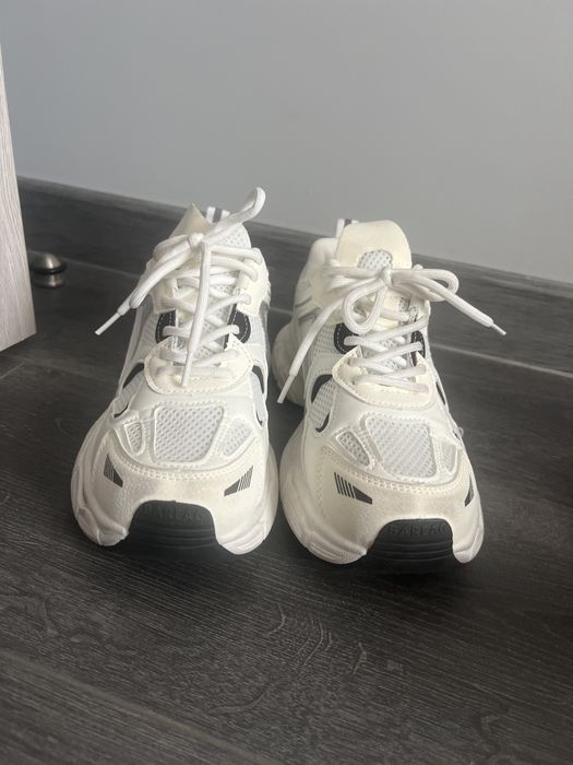 Бели Сникърси, маратонки