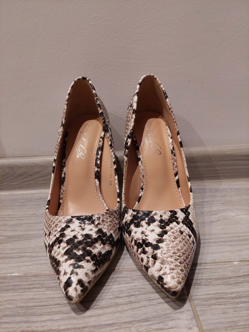 Vând pantofi Stiletto Snake Print