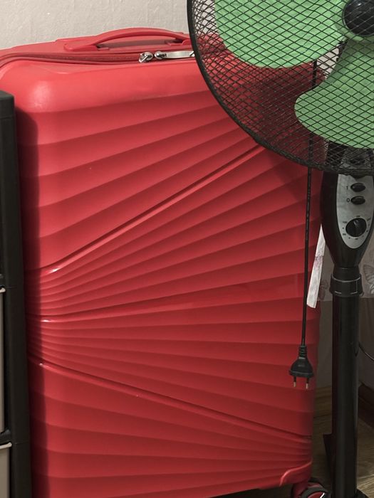 Продам чемодан большой розовый ярко