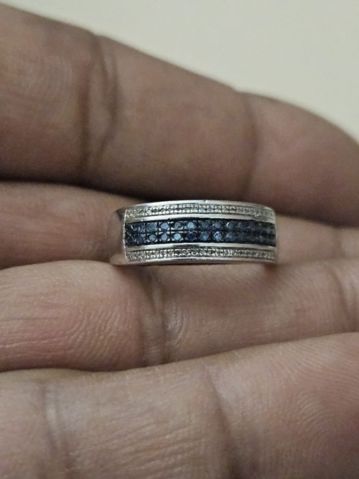 Сребърен пръстен с диаманти.