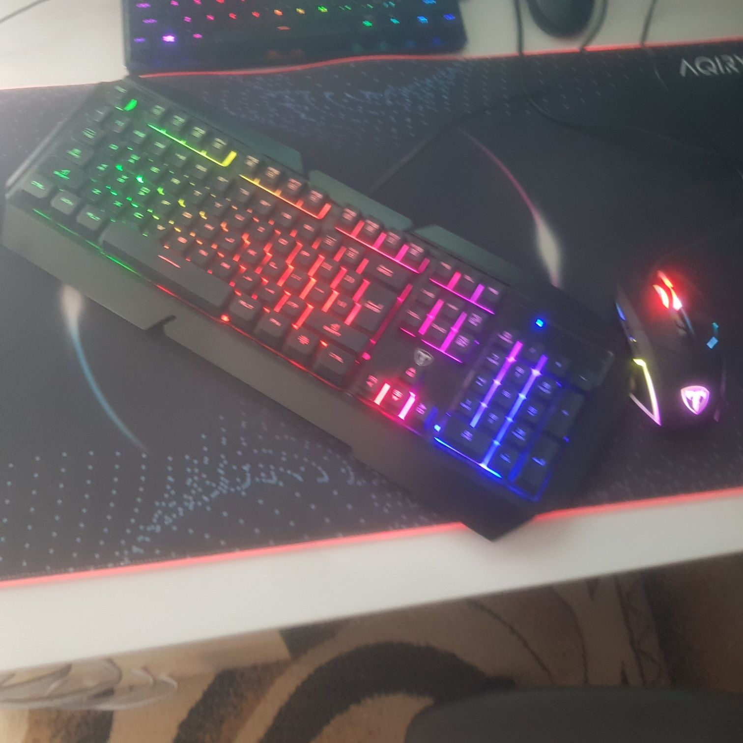 Carcasa de gaming+ maus si tastatura!