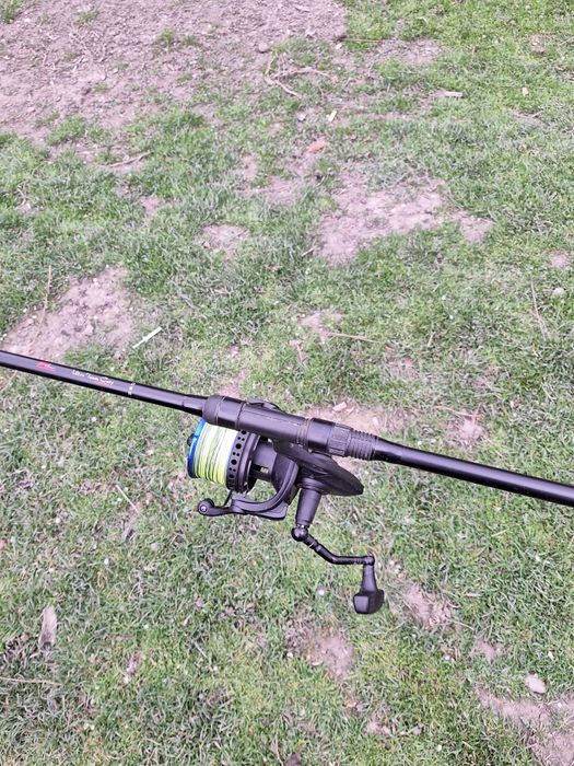 Vand 4 mulinete și 4 lansete crap .