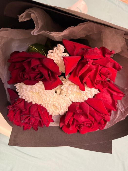 Розы с хризантемой букет