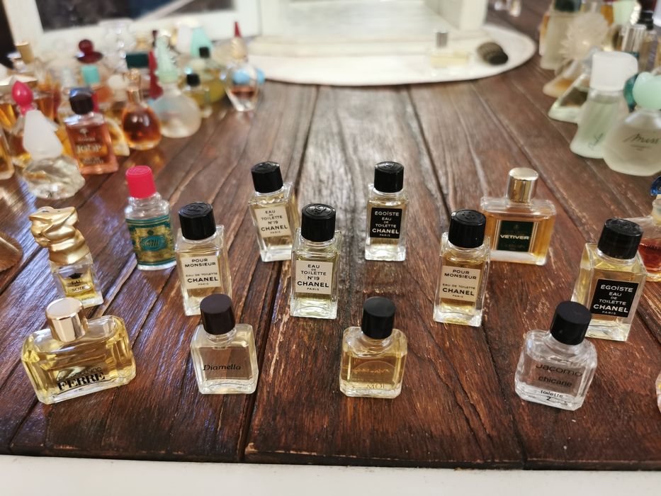 Колекция от 140 мини парфюми