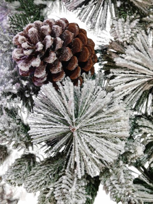 Изкуствено борче/елха със заскрежени иглички и шишарки