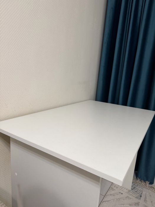 Белый стол из ЛДСП.