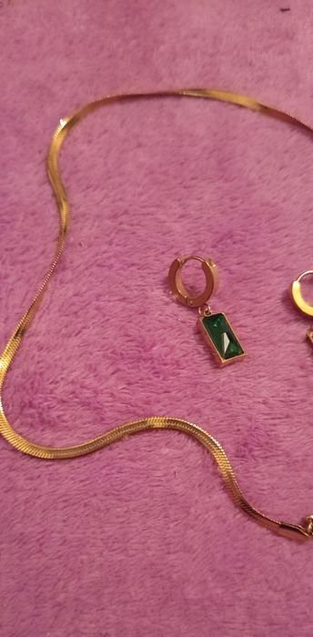 Lanț și cercei auriu cu verde smarald