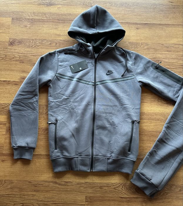Мъжки,ватиран,тъмно сив екип Nike