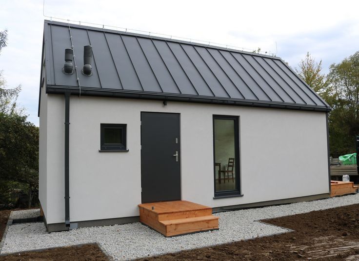 Case modulare pe structură metalică rezistentă și invelite cu panou sa