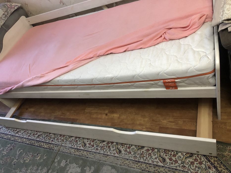 Кровать дерево