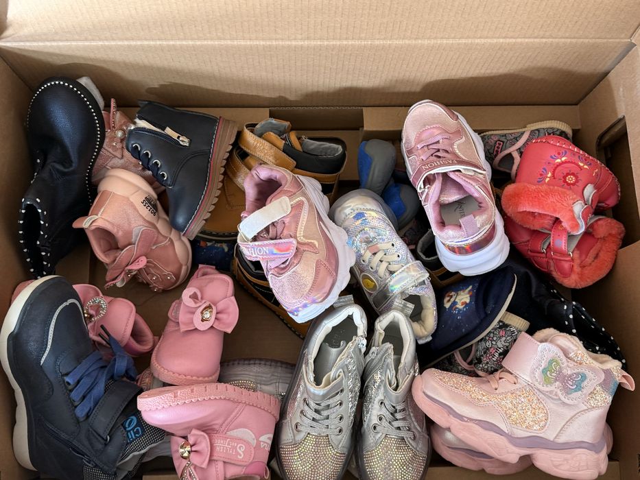 Аяак киімдер сатылады