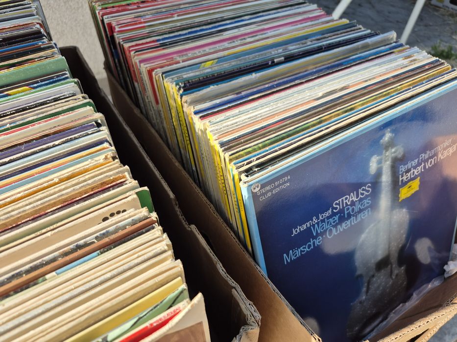 Vând colecție de 200 de discuri vinil cu muzică clasică mixtă.