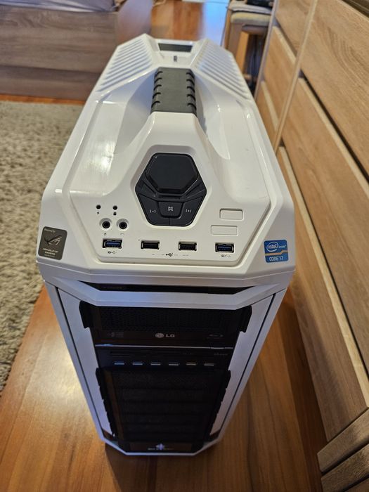 Продавам компютърна кутия Cooler Master Storm Stryker