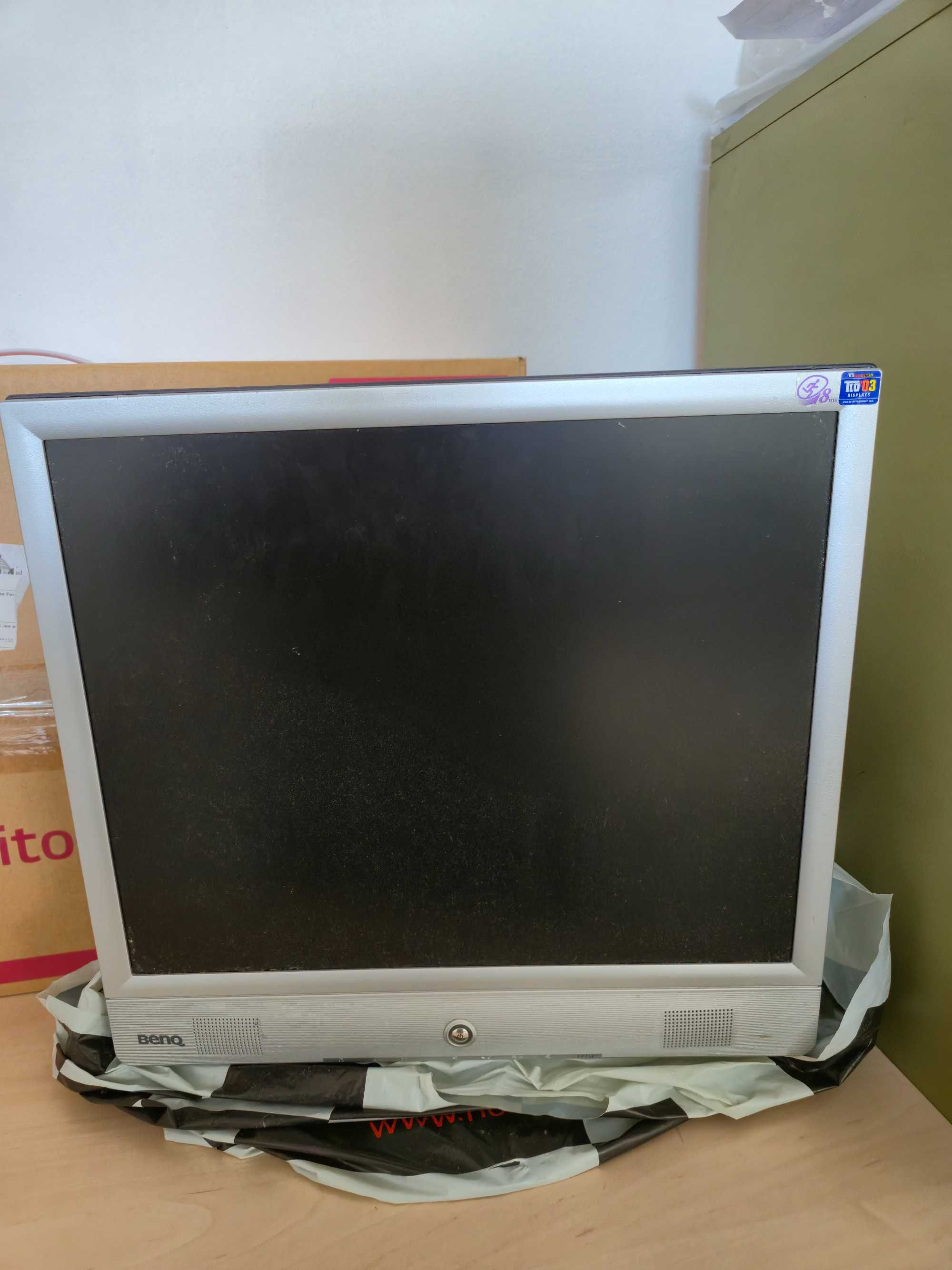 Монитор Benq 17 инча с колонки