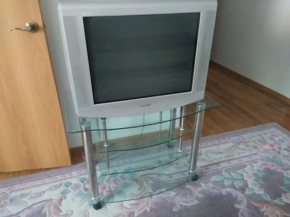 Продам телевизор Sony и стеклянную подставку под него.