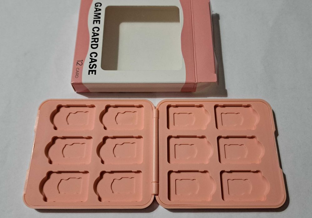 Nintendo калъф (оригинален) и кутия за по 12 игри&мемори карти.