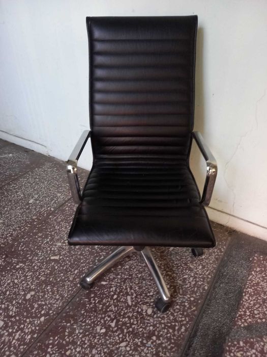 Scaun baza cromata tapitat cu piele neagra 1 bucata