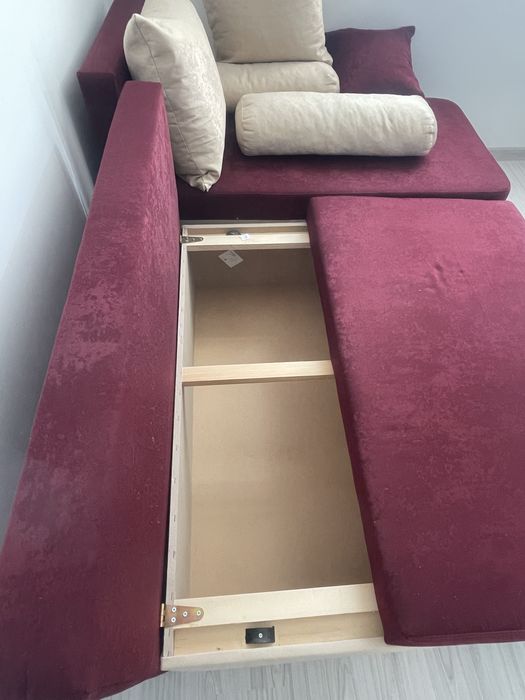 Диван с възглавнички