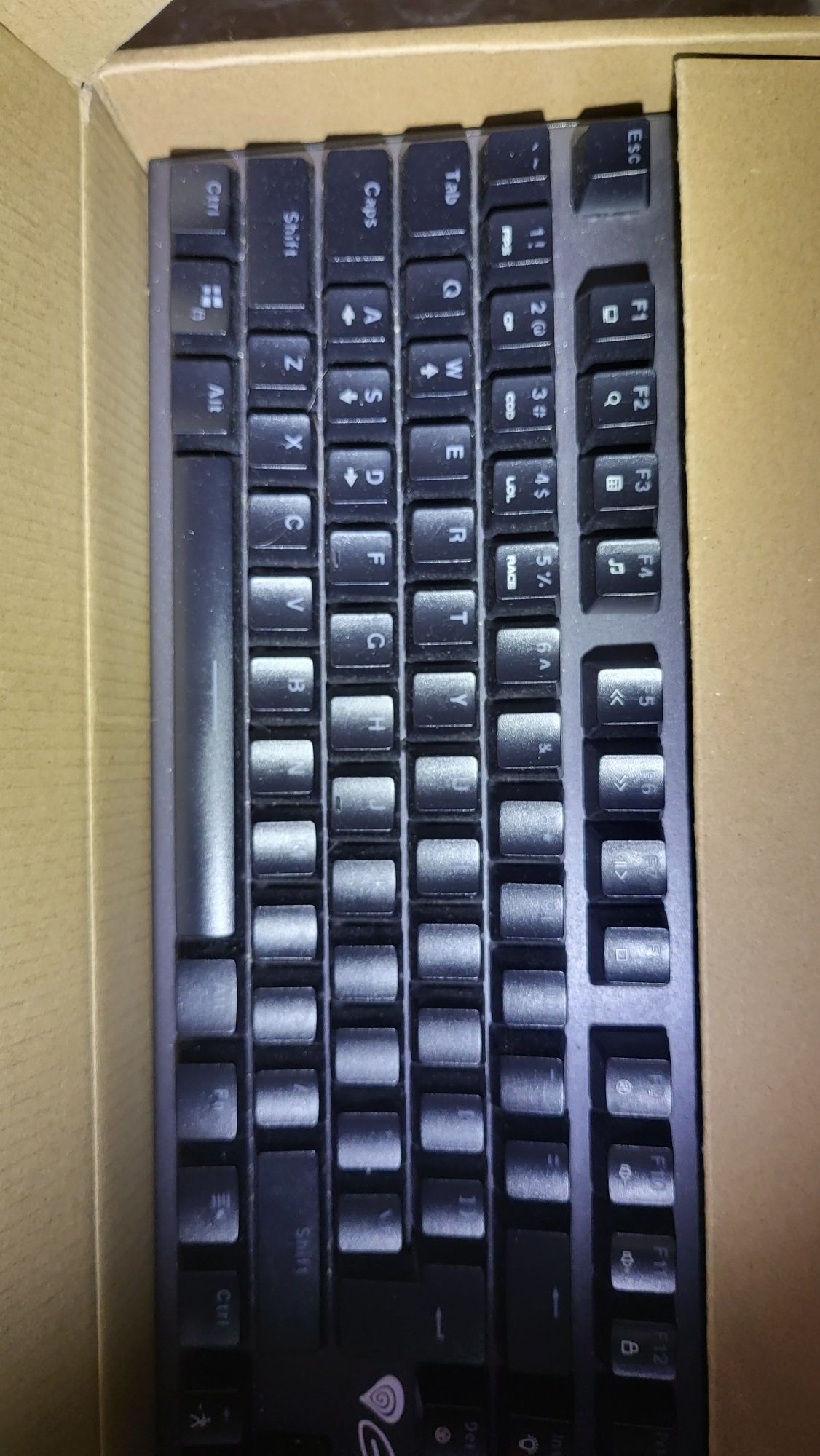 Гейвърска клавиатура Genesis Thor 300 tkl rgb и Genesis Thor 300