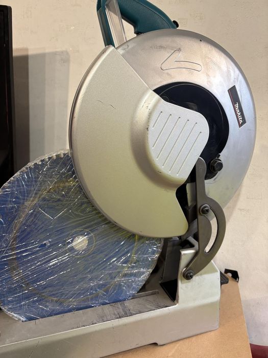 Отрезна машина Makita LC1230