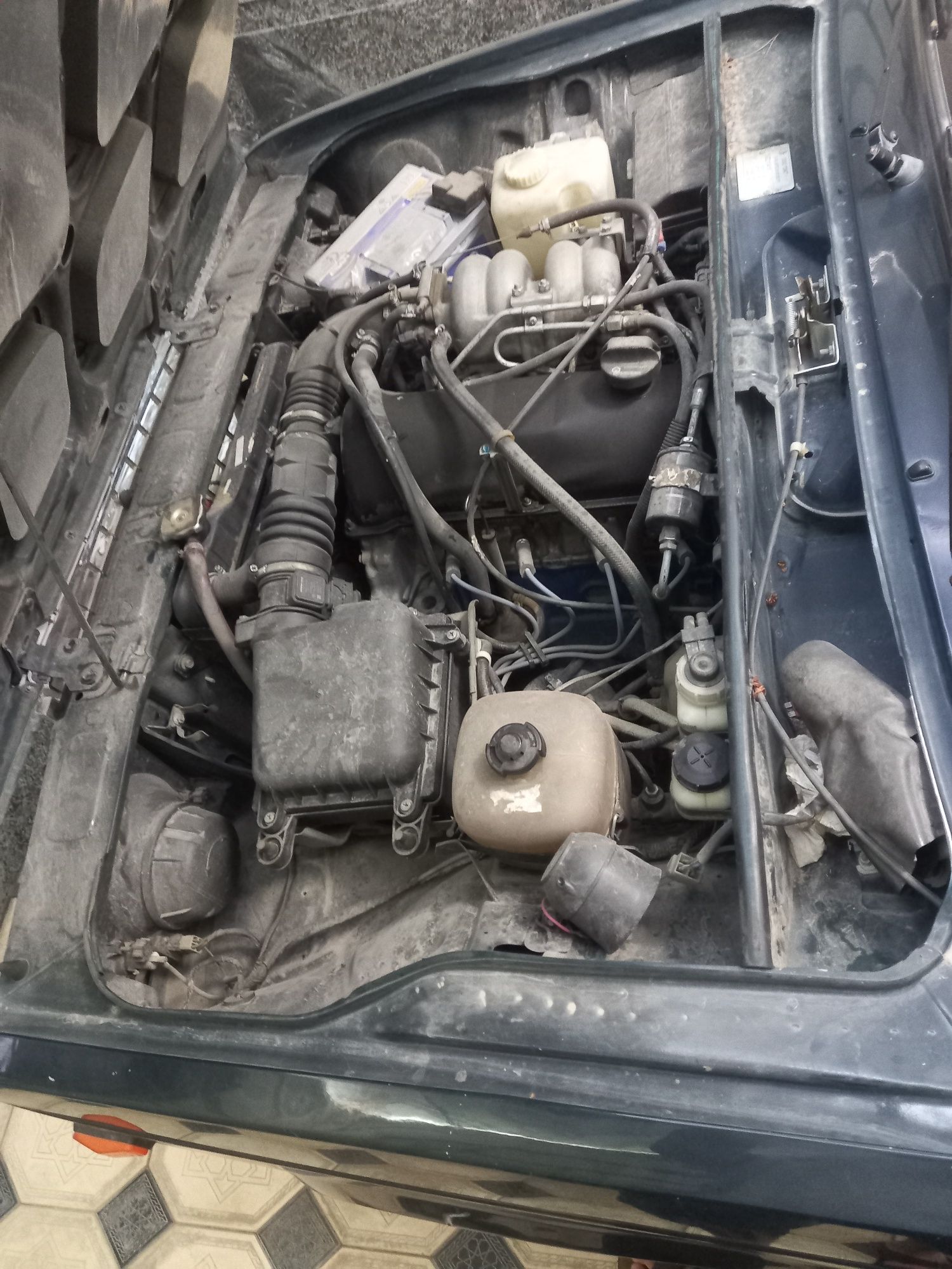 Vaz 2104 sotiladi.