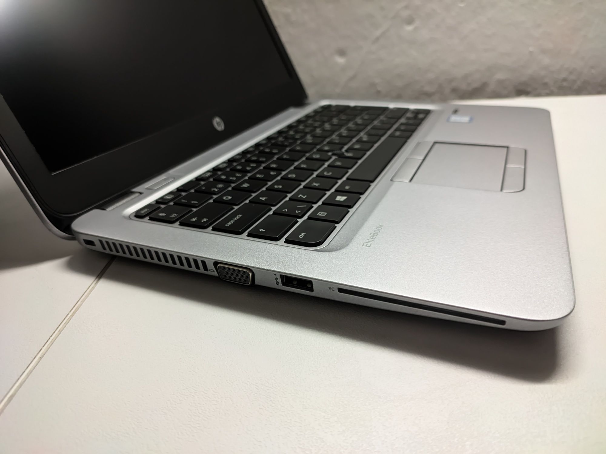 HP Elitebook 820 G3 - 12.5" 1920x1080, I5-6300U, 12GB RAM, 128GB SSD
