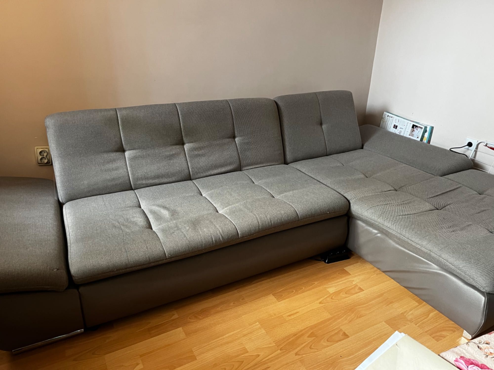 Ъглов диван в сив цвят